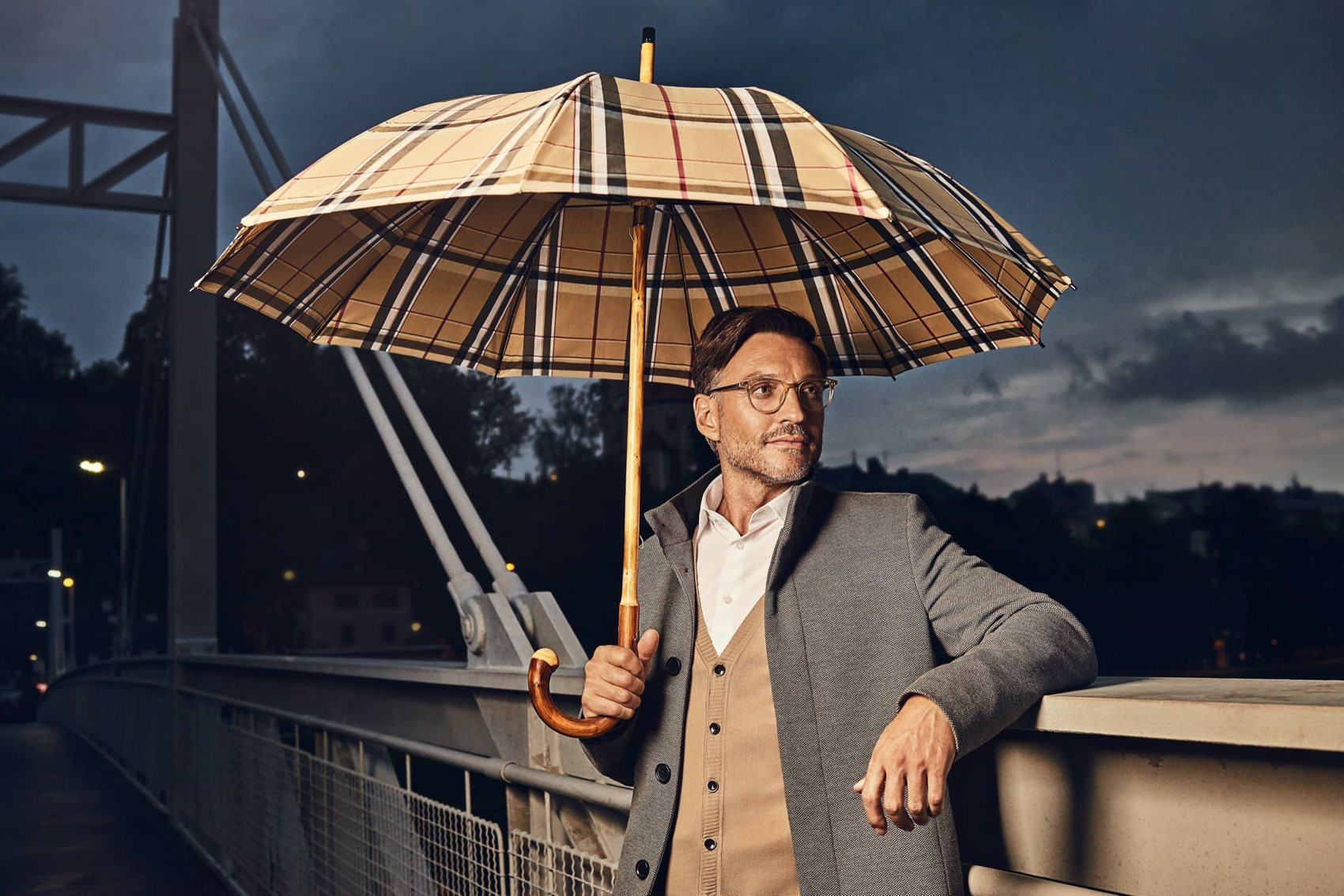 Einzigartiges mit Stil: Regenschirm aus doppler der bei Wurzel UNIKATOO Zürs Kastanie Manufaktur